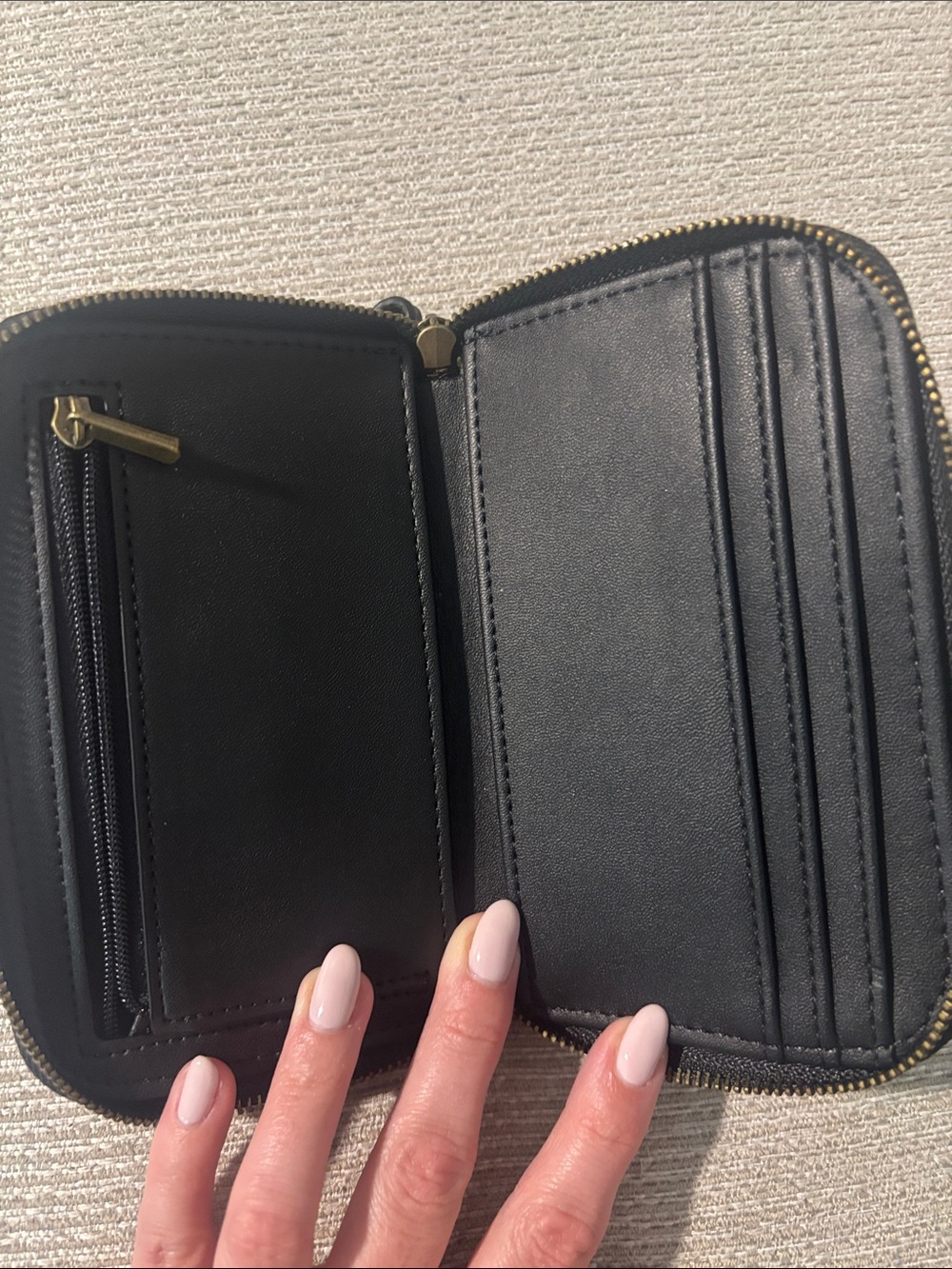 Universal Thread Wallet - Picture 2 of 4